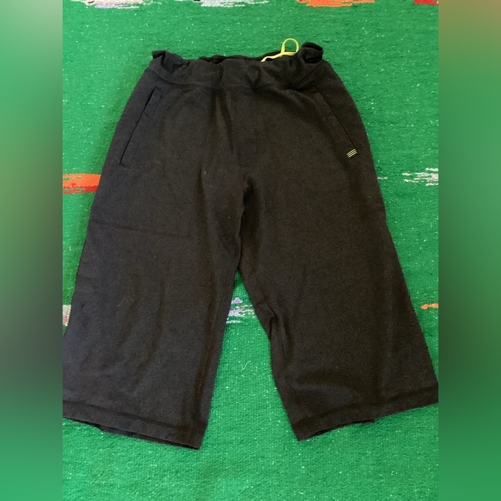 Lululemon-drawstring-pockets-SZ XL
WAIST 15”
Inseam 18”